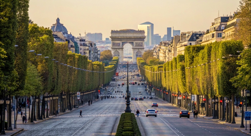 Paris Avenue des Champs-&Eacute;lys&eacute;es: A Journey Through the Avenue of Elegance